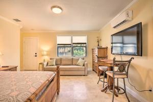 Un dormitorio con una cama, un sofá y un escritorio. en St Augustine Studio with Fire Pit - Walk to Beach!, en St. Augustine Beach