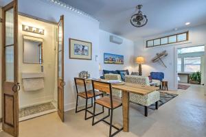 sala de estar con mesa y sofá en Walk to Beach from Chic Old Town Apartment with Yard, en Bay Saint Louis