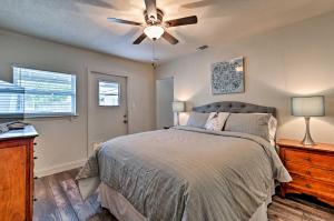 - une chambre avec un lit et un ventilateur de plafond dans l'établissement Winter Garden Bungalow with Gas Grill, Walk to Dtwn!, à Orlando