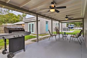 d'une terrasse avec un grill, une table et des chaises. dans l'établissement Winter Garden Bungalow with Gas Grill, Walk to Dtwn!, à Orlando