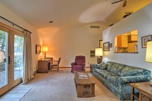 Foto dalla galleria di Quintessential Lake George House with BBQ and Fire Pit a West Branch