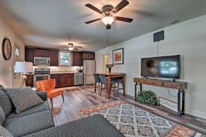 een woonkamer met een bank en een flatscreen-tv bij Winter Garden Bungalow with Gas Grill, Walk to Dtwn! in Orlando