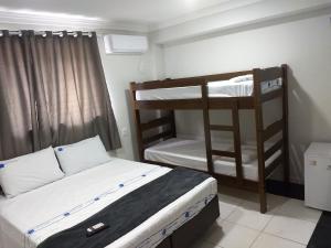 Una cama o camas cuchetas en una habitación  de Hotel Flor Paulista