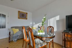 Televízia a/alebo spoločenská miestnosť v ubytovaní Medicover Wilanow P&O Serviced Apartments