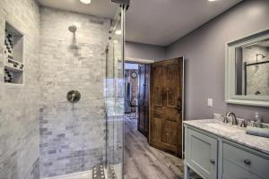 une salle de bain avec douche et lavabo dans l'établissement Quiet Escape with Hot Tub, 5 Miles to Raystown Lake!, à Entriken 17 autres photos