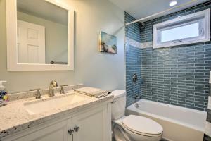 Ένα μπάνιο στο Updated Plymouth Home Less Than 2 Miles to Waterfront! +17 φωτογραφίες