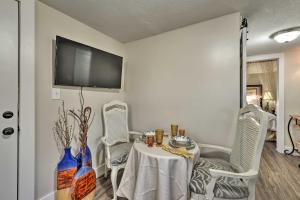 ein Esszimmer mit Tisch und Stühlen und einem Fernseher in der Unterkunft Six Waterpots Cottage II in Blue Ridge Mountains in Lenoir