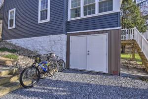 zwei Fahrräder, die vor einem Haus geparkt sind, mit einer Garage in der Unterkunft Quiet Escape with Hot Tub, 5 Miles to Raystown Lake! in Entriken