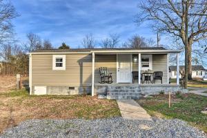 Galeriebild der Unterkunft Six Waterpots Cottage II in Blue Ridge Mountains in Lenoir