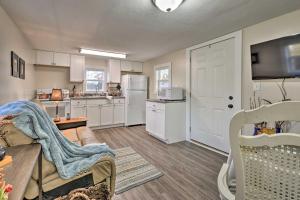 ein Wohnzimmer mit einer Küche mit einem Sofa und einem Tisch in der Unterkunft Six Waterpots Cottage II in Blue Ridge Mountains in Lenoir