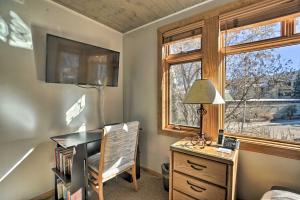 escritorio y silla en una habitación con ventana en Ski Lovers Studio with Easy Pool and Hot Tub Access!, en Snowmass Village