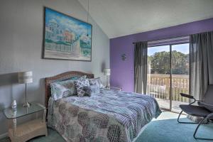 Ліжко або ліжка в номері Myrtle Beach Area Condo - Beachside Fun and Golfing!