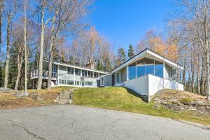 Imagen de la galería de Pristine West Dover Home with Deck and Mountain Views!, en West Dover