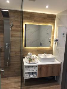 Koupelna v ubytování Lakones Deluxe Suites