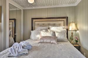 A bed or beds in a room at Six Waterpots Cottage II in Blue Ridge Mountains