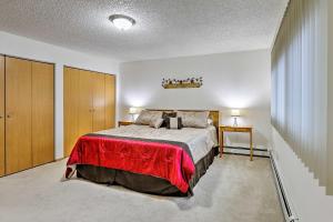 Кровать или кровати в номере Fairbanks Alaskan Abode about 1 Mile to Pioneer Park!