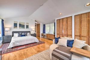 1 dormitorio con 1 cama y 1 sofá en Pristine West Dover Home with Deck and Mountain Views!, en West Dover