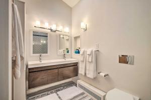 Ένα μπάνιο στο Pristine West Dover Home with Deck and Mountain Views! +37 φωτογραφίες