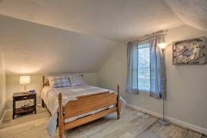 Ένα ή περισσότερα κρεβάτια σε δωμάτιο στο Updated Plymouth Home Less Than 2 Miles to Waterfront!