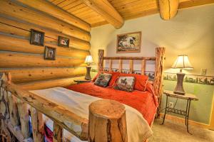 ein Schlafzimmer mit einem Bett in einem Blockhaus in der Unterkunft Custom Bitterroot Valley Cabin with Hot Tub and Views! in Conner