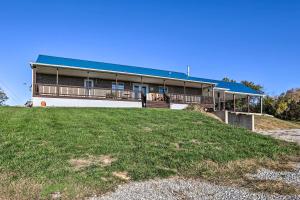 Imagen de la galería de Family Farmhouse on 160-Acre Ranch with Hiking Trail, en Lawrenceburg