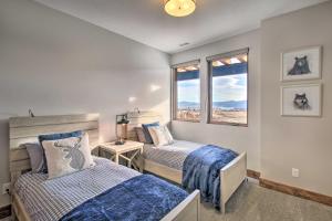 1 dormitorio con 2 camas y ventana en Modern Townhome with Mtn Views Less Than 7 Mi to Ski Resorts, en Eden