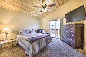 Ένα ή περισσότερα κρεβάτια σε δωμάτιο στο The Bears Den Cabin 8 Mi to Snow Summit!