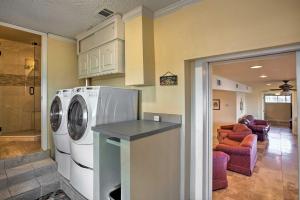 een keuken met een wasmachine en een woonkamer bij Dock and Fire Pit Waterfront Cedar Creek Lake Home in Tool