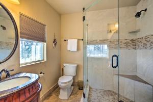 een badkamer met toilet en glazen douche bij Dock and Fire Pit Waterfront Cedar Creek Lake Home in Tool +16 foto's