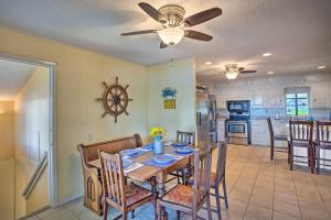 een eetkamer en een keuken met een tafel en een plafondventilator bij Dock and Fire Pit Waterfront Cedar Creek Lake Home in Tool