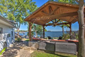 Galeriebild der Unterkunft Waterfront Home in Tool with Dock, Fire Pit and Patio! in Tool