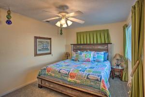 een slaapkamer met een bed en een plafondventilator bij Dock and Fire Pit Waterfront Cedar Creek Lake Home in Tool