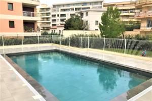 Bazén v ubytování Centre Juan les Pins 1 bedroom with AC, swimming pool and parking nebo v jeho okolí