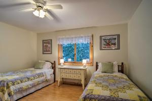 Tempat tidur dalam kamar di Gorgeous 3-Season Lakefront Escape with Private Dock