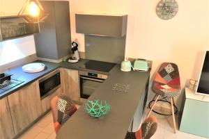 Kuchyň nebo kuchyňský kout v ubytování Centre Juan les Pins 1 bedroom with AC, swimming pool and parking