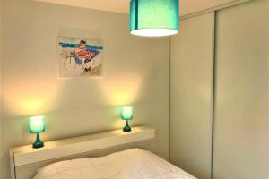 Postel nebo postele na pokoji v ubytování Centre Juan les Pins 1 bedroom with AC, swimming pool and parking + 18 fotografií