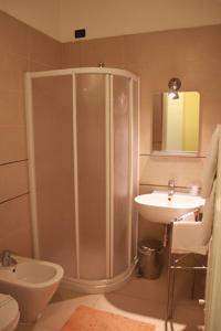 a bathroom with a shower and a sink at Agriturismo Ca Noale in Teolo