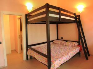 1 Schlafzimmer mit 2 Etagenbetten in einem Zimmer in der Unterkunft Agriturismo Ca Noale in Teolo