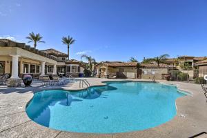 Piscina a Mesa Condo with Private Patio and Grill Pool Access! o a prop