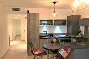 Kuchyň nebo kuchyňský kout v ubytování Centre Juan les Pins 1 bedroom with AC, swimming pool and parking