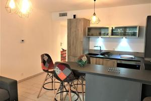 Kuchyň nebo kuchyňský kout v ubytování Centre Juan les Pins 1 bedroom with AC, swimming pool and parking