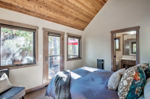 - une chambre avec un lit et 2 fenêtres dans l'établissement Modern Lakeside Cabin Walk to Dock and Tahoe City, à Tahoe City