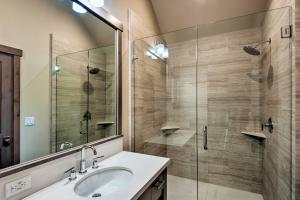 La salle de bains est pourvue d'un lavabo et d'une douche en verre. dans l'établissement Modern Lakeside Cabin Walk to Dock and Tahoe City, à Tahoe City