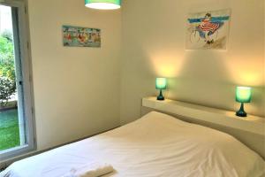 Postel nebo postele na pokoji v ubytování Centre Juan les Pins 1 bedroom with AC, swimming pool and parking