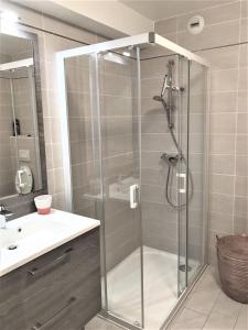 Koupelna v ubytování Centre Juan les Pins 1 bedroom with AC, swimming pool and parking