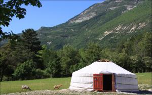 Photo de la galerie de l'établissement "Verdon Yourtes" Camping à la ferme, à Angles 17 autres photos