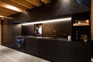 cocina negra con fregadero y fogones en Juno Boat, en Gante 8 fotos más