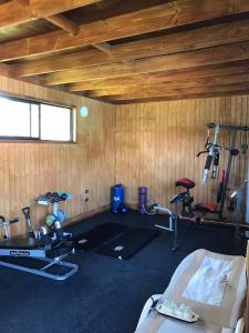 einen Fitnessraum mit mehreren Trainingsgeräten in einem Raum in der Unterkunft Hotel Boutique Cutipay in Valdivia