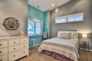 um quarto com uma cama, uma cómoda e uma janela em Cute and Cozy PDX Area Townhouse 31 Mi to Mt Hood! em Boring