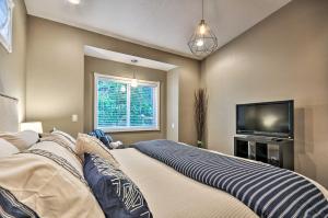 um quarto com uma cama grande e uma televisão de ecrã plano em Cute and Cozy PDX Area Townhouse 31 Mi to Mt Hood! em Boring